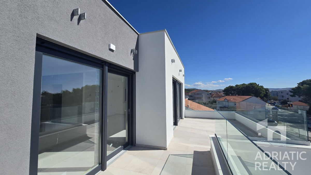 Brodarica, ampio attico, 156,65 m2, 70 m dal mare