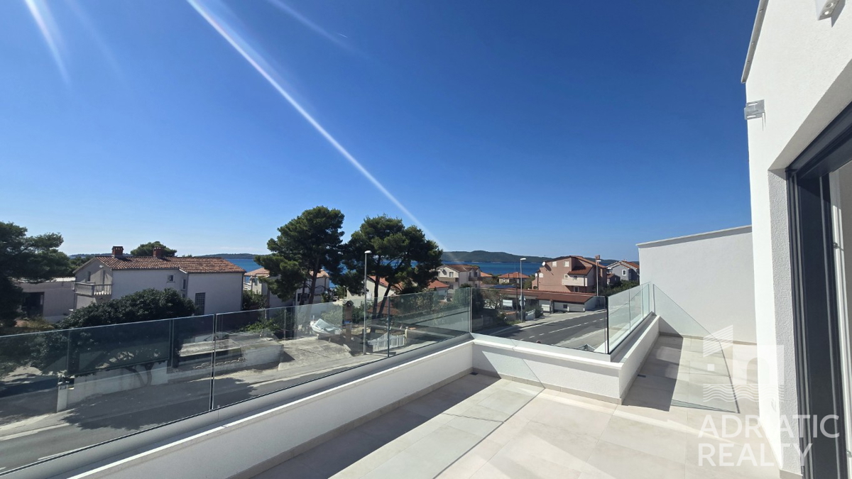 Brodarica, ampio attico, 156,65 m2, 70 m dal mare