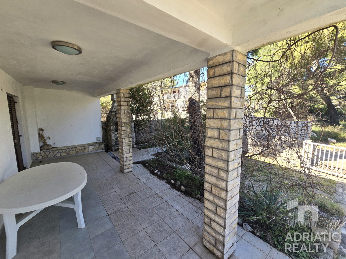 Pirovac, affascinante casa circondata da una pineta – perfetta per una vacanza e investimento - RIDOTTO