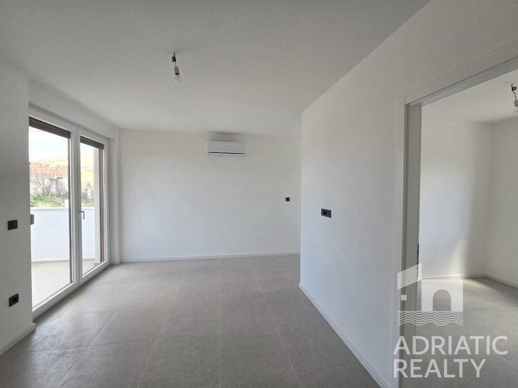 Grebaštica, appartamento con due camere, a 3 minuti a piedi dalla spiaggia