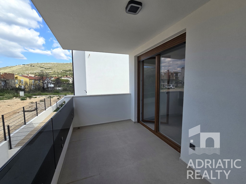 Grebaštica, appartamento con due camere, a 3 minuti a piedi dalla spiaggia