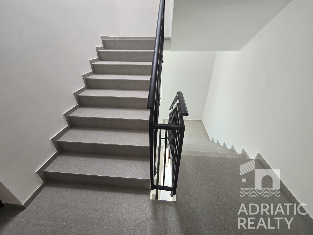 Grebaštica, appartamento con due camere, a 3 minuti a piedi dalla spiaggia