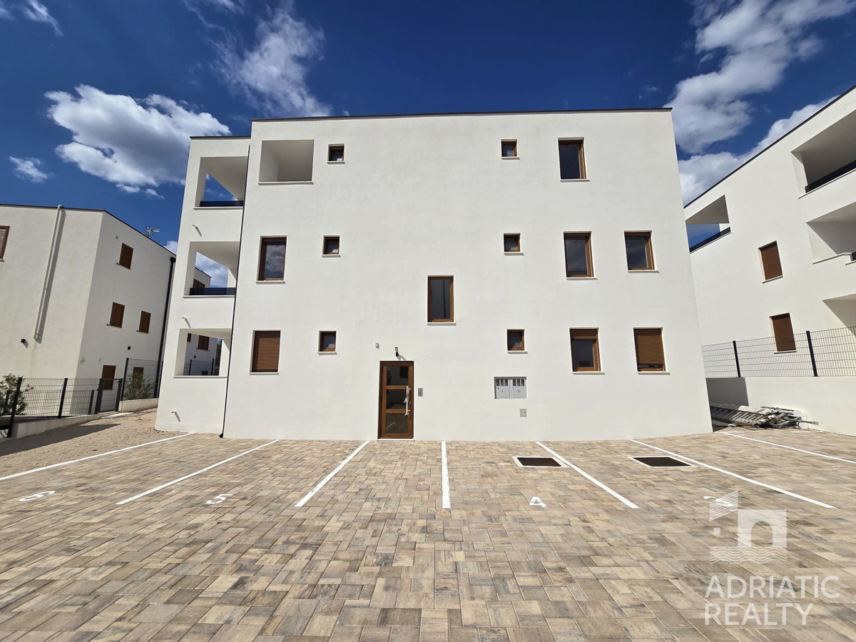 Grebaštica, appartamento con due camere, a 3 minuti a piedi dalla spiaggia