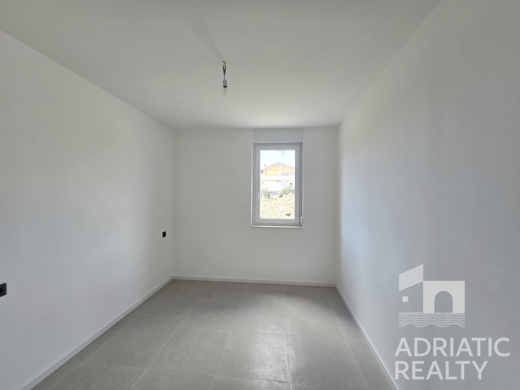 Grebaštica, appartamento con due camere, a 3 minuti a piedi dalla spiaggia