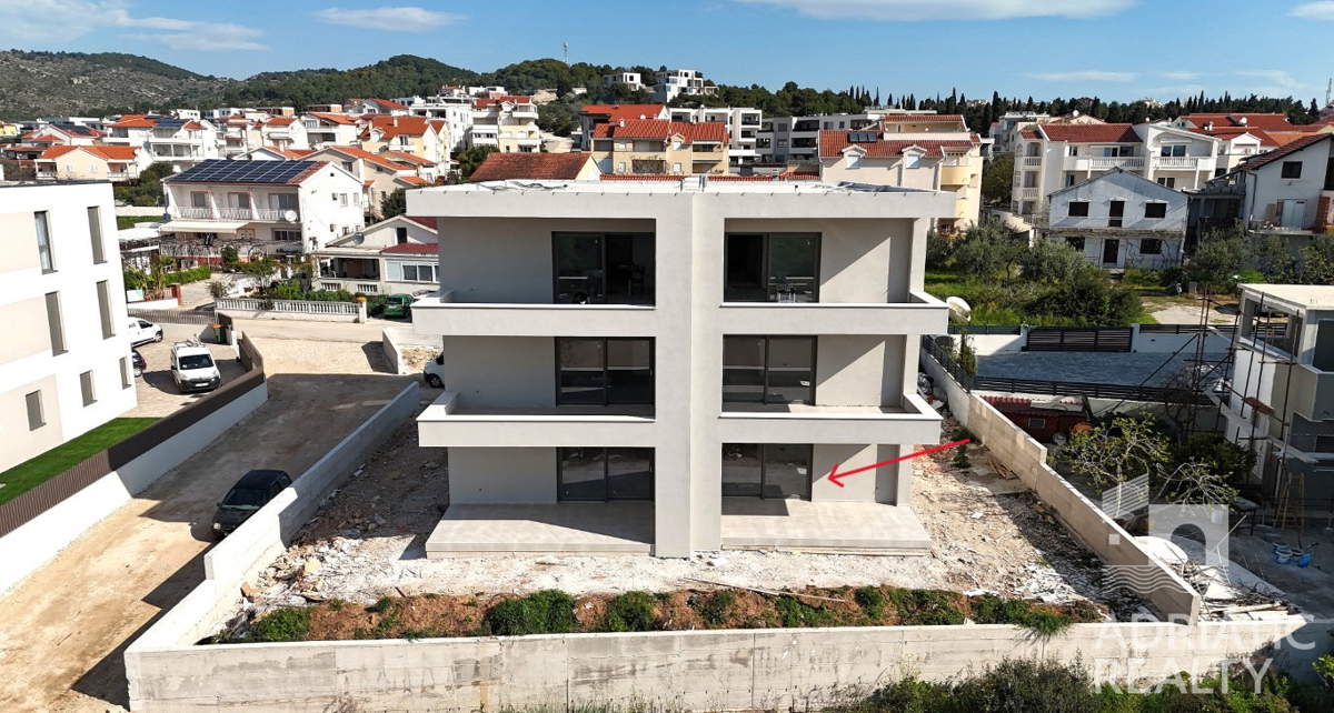 Vodice, appartamento bilocale con giardino in ottima posizione