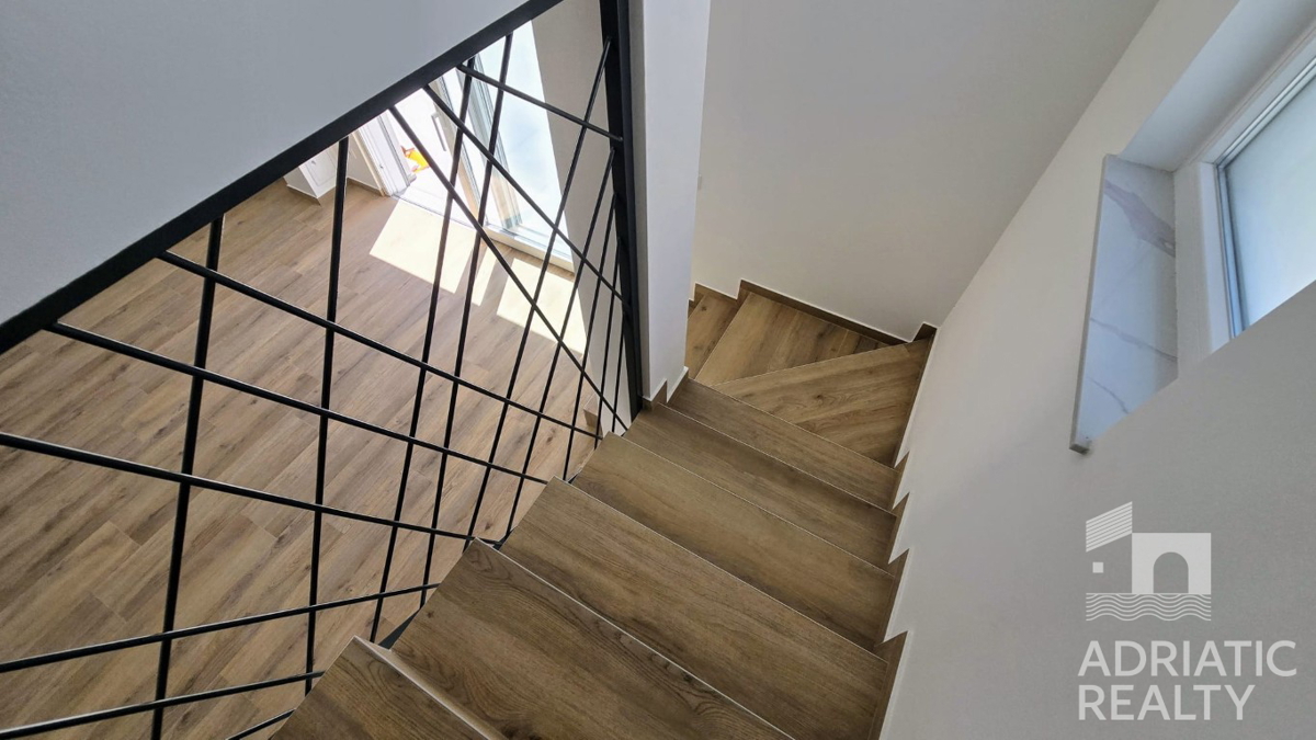 Spaziosa casa bifamiliare a Vodice – ideale per abitazione o affitto