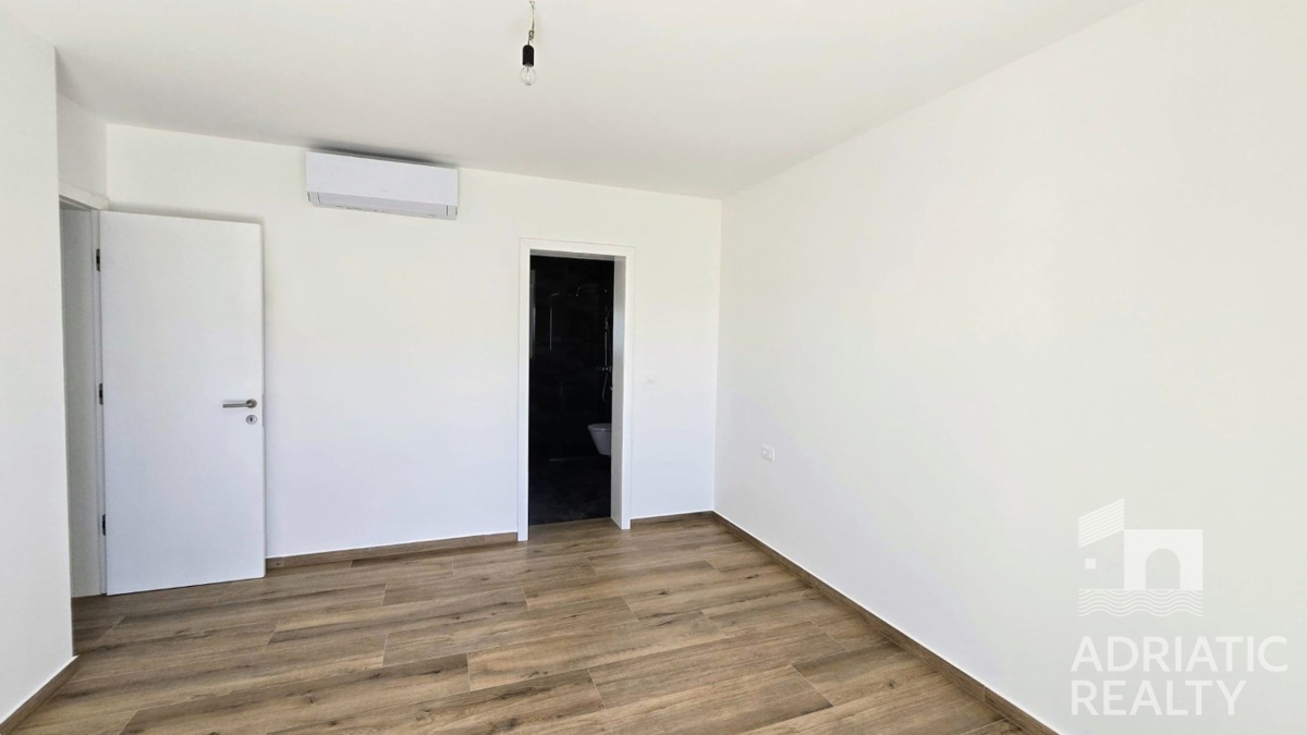 Spaziosa casa bifamiliare a Vodice – ideale per abitazione o affitto