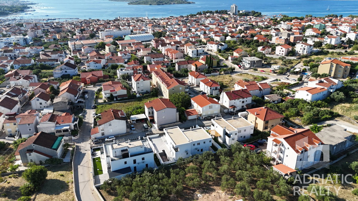 Spaziosa casa bifamiliare a Vodice – ideale per abitazione o affitto