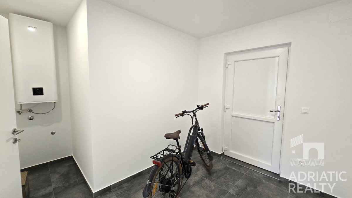 Spaziosa casa bifamiliare a Vodice – ideale per abitazione o affitto