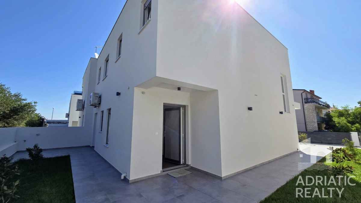 Spaziosa casa bifamiliare a Vodice – ideale per abitazione o affitto