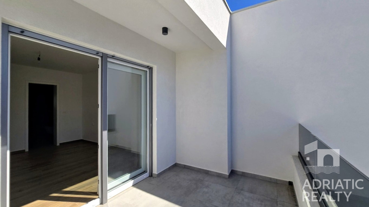 Spaziosa casa bifamiliare a Vodice – ideale per abitazione o affitto