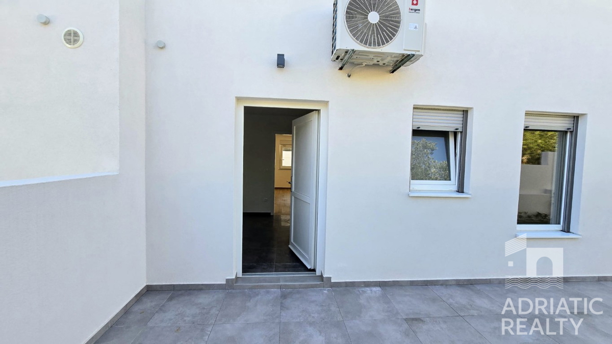 Spaziosa casa bifamiliare a Vodice – ideale per abitazione o affitto