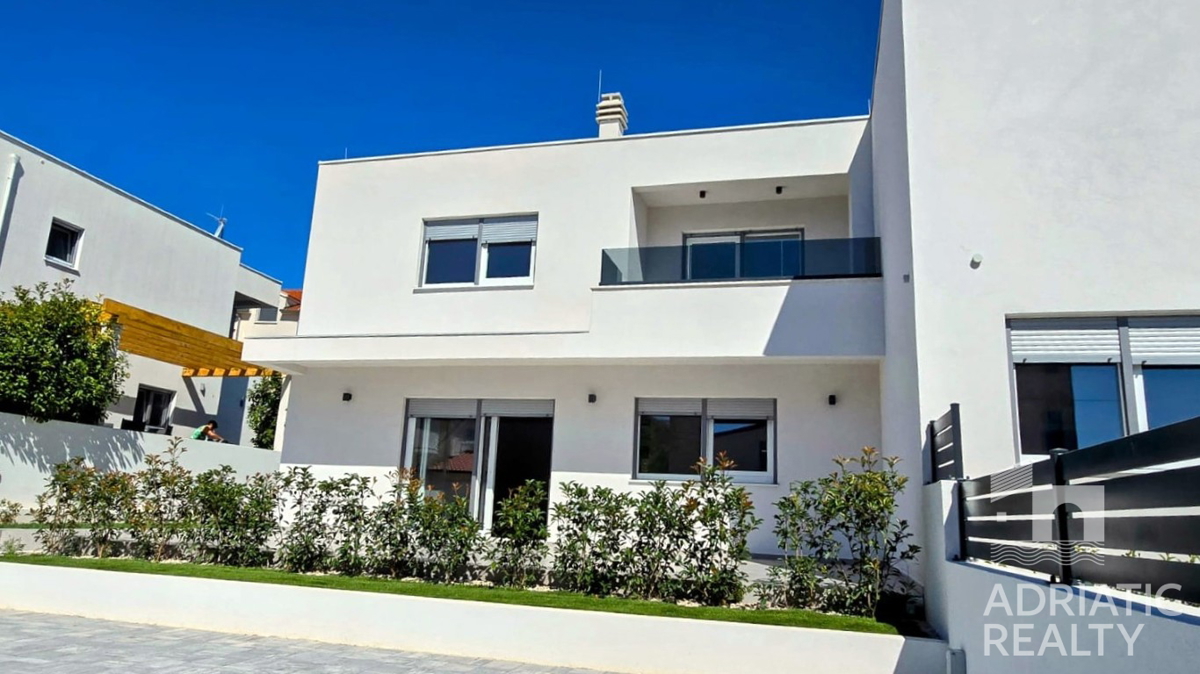 Spaziosa casa bifamiliare a Vodice – ideale per abitazione o affitto