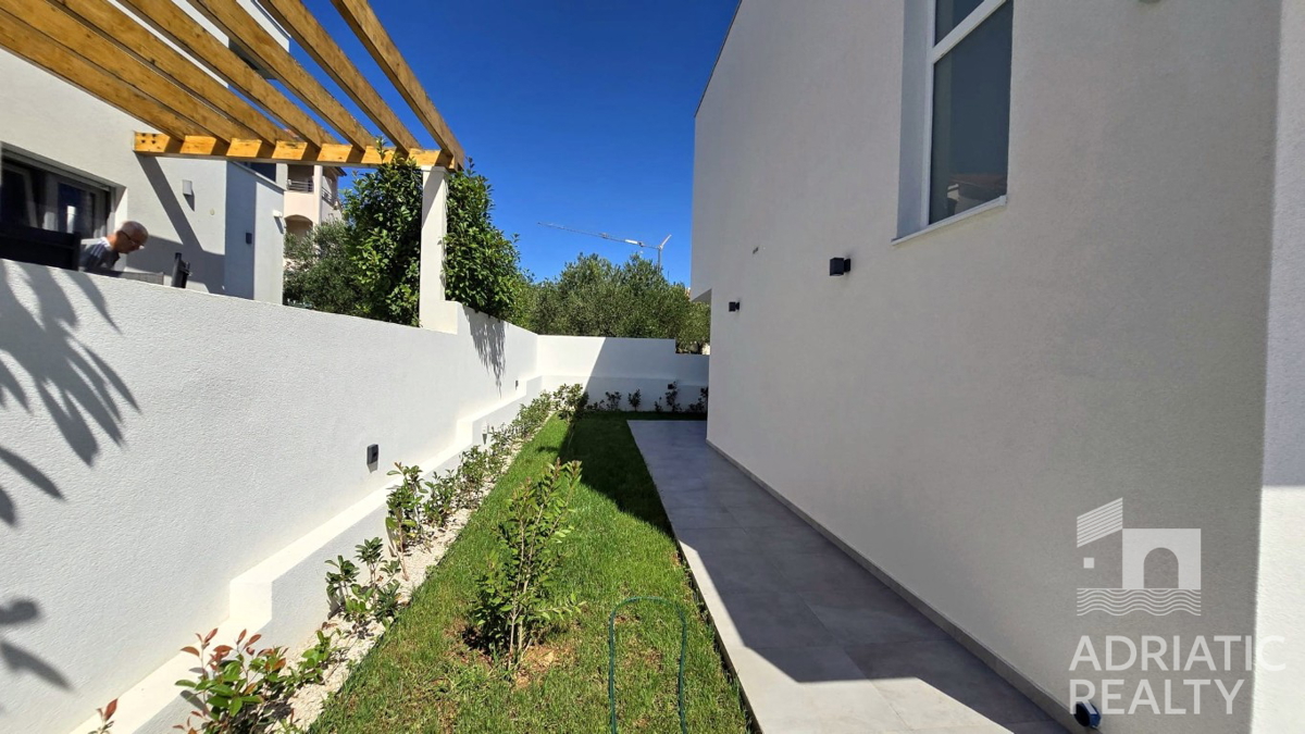 Spaziosa casa bifamiliare a Vodice – ideale per abitazione o affitto