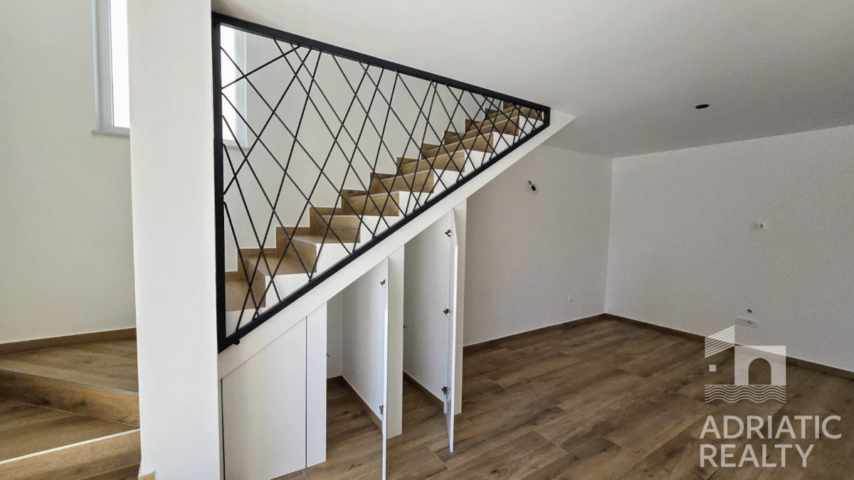 Spaziosa casa bifamiliare a Vodice – ideale per abitazione o affitto