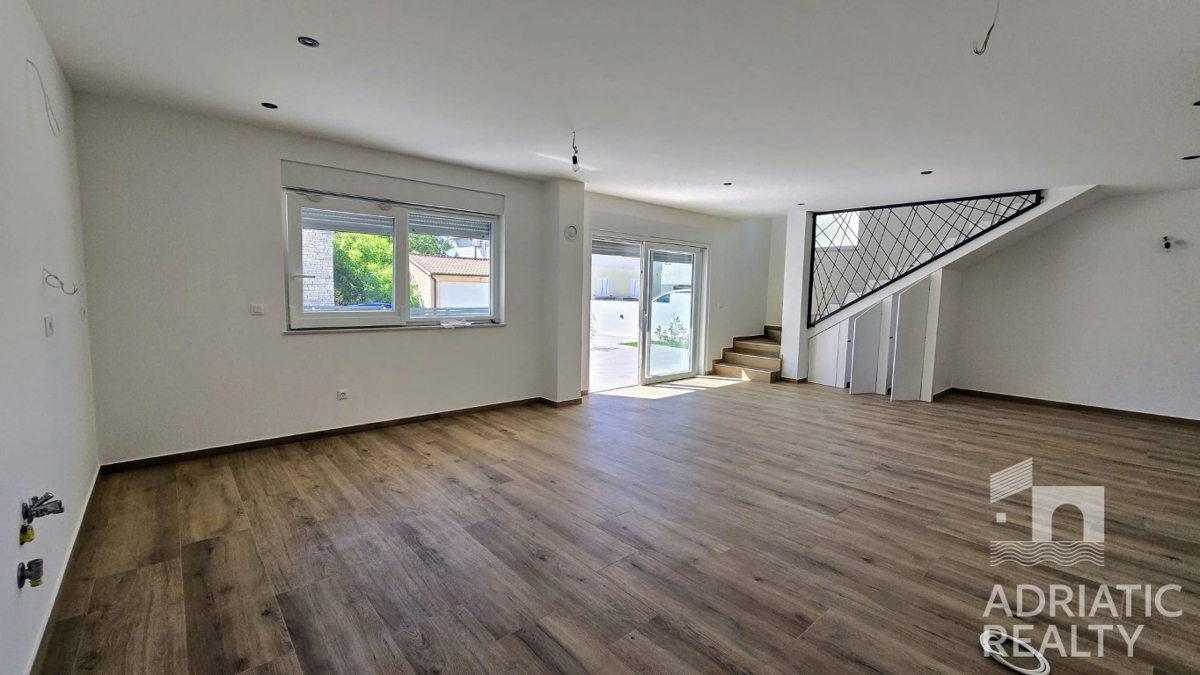 Spaziosa casa bifamiliare a Vodice – ideale per abitazione o affitto