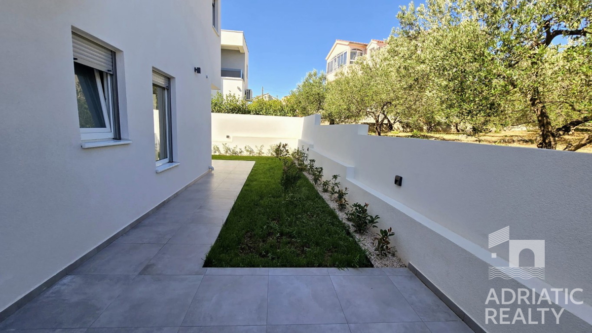 Spaziosa casa bifamiliare a Vodice – ideale per abitazione o affitto