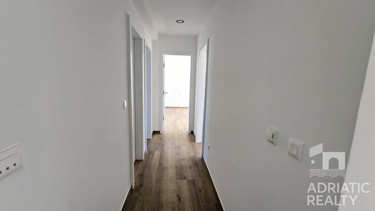 Spaziosa casa bifamiliare a Vodice – ideale per abitazione o affitto