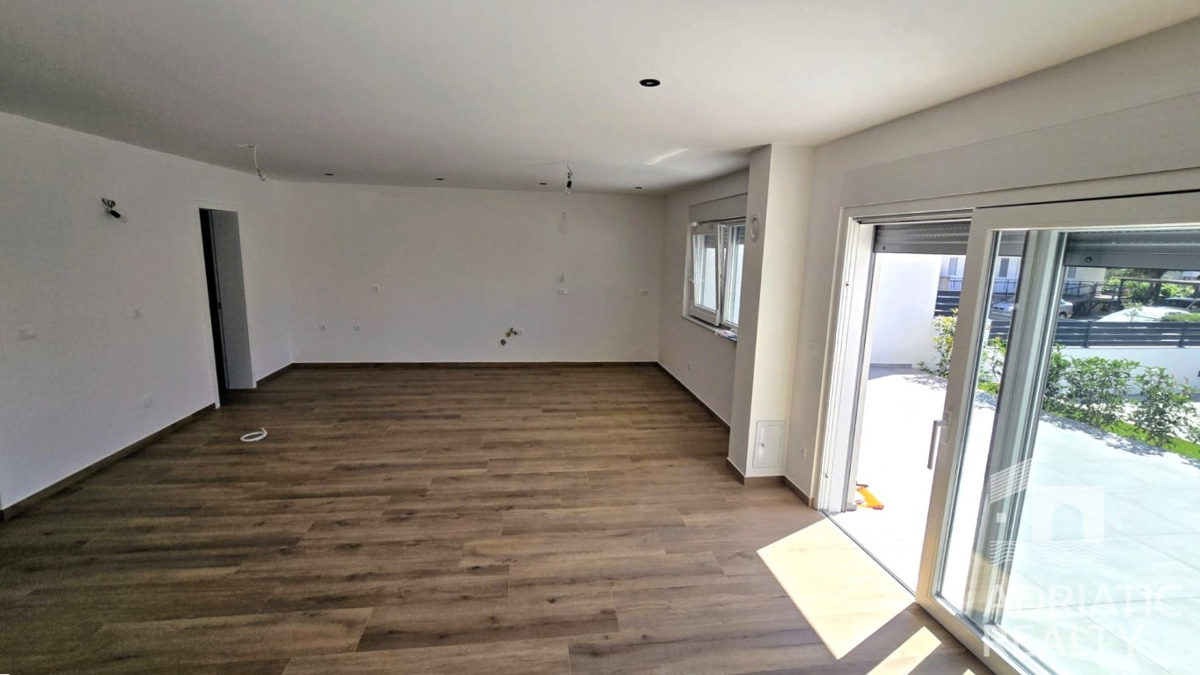 Spaziosa casa bifamiliare a Vodice – ideale per abitazione o affitto