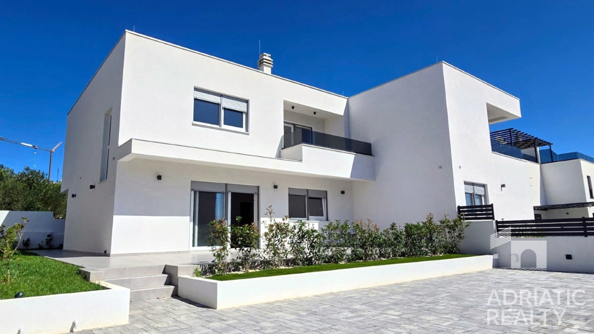 Spaziosa casa bifamiliare a Vodice – ideale per abitazione o affitto