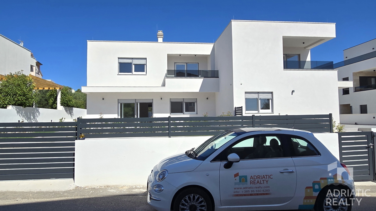 Spaziosa casa bifamiliare a Vodice – ideale per abitazione o affitto