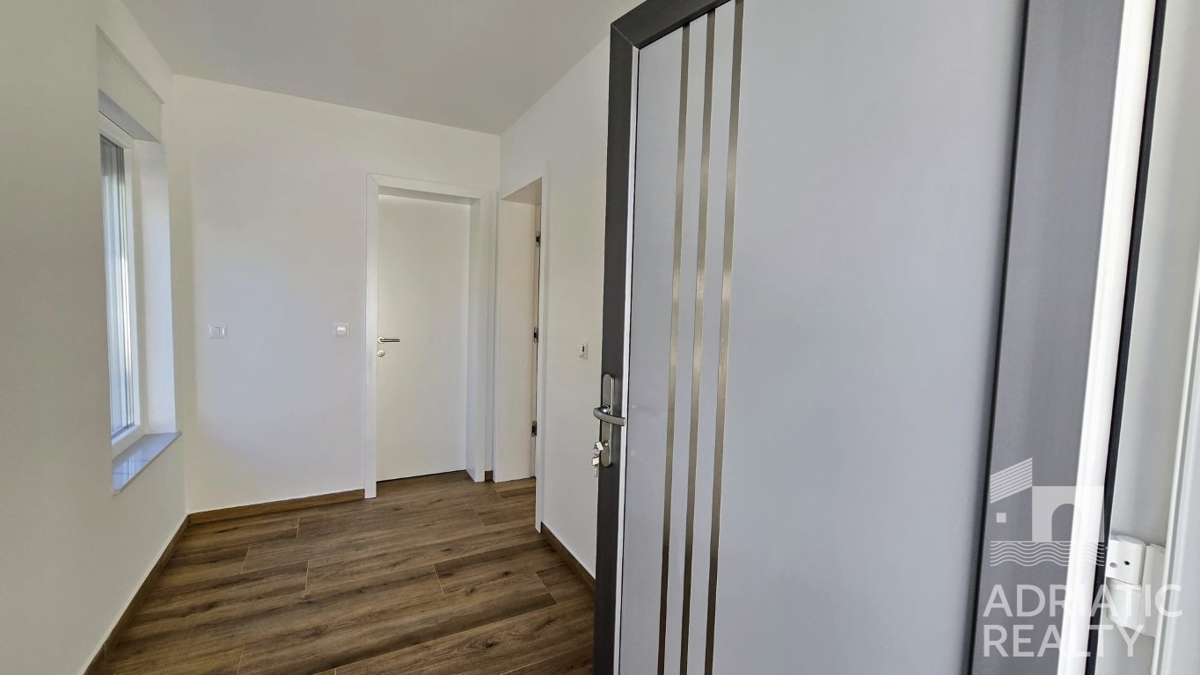 Spaziosa casa bifamiliare a Vodice – ideale per abitazione o affitto