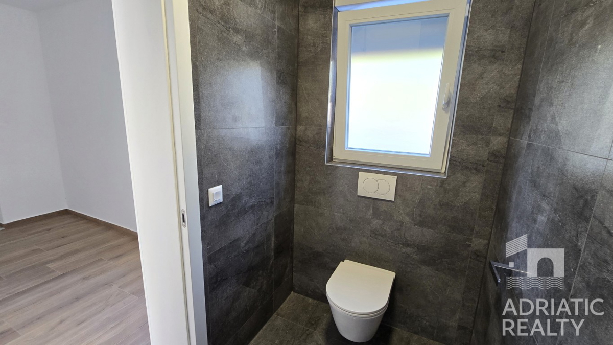 Spaziosa casa bifamiliare a Vodice – ideale per abitazione o affitto