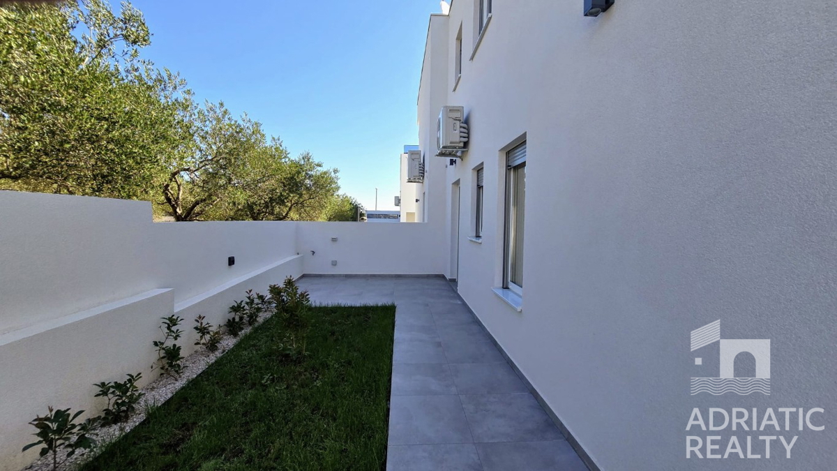 Spaziosa casa bifamiliare a Vodice – ideale per abitazione o affitto