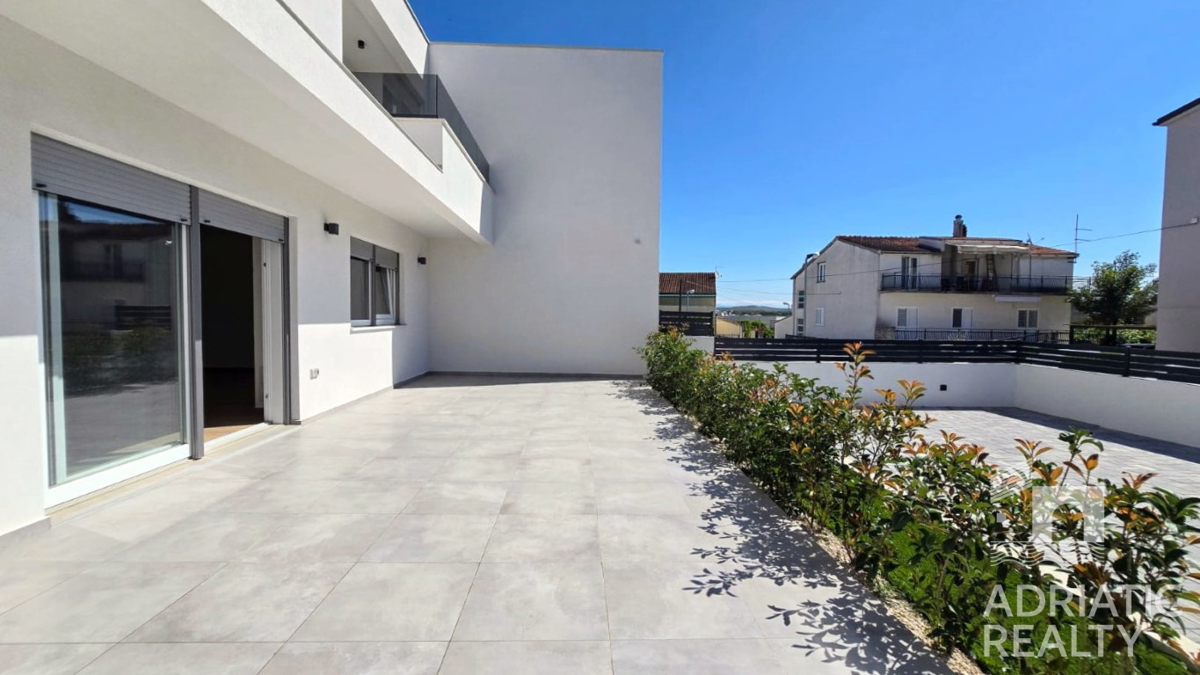 Spaziosa casa bifamiliare a Vodice – ideale per abitazione o affitto