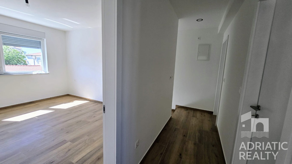 Spaziosa casa bifamiliare a Vodice – ideale per abitazione o affitto