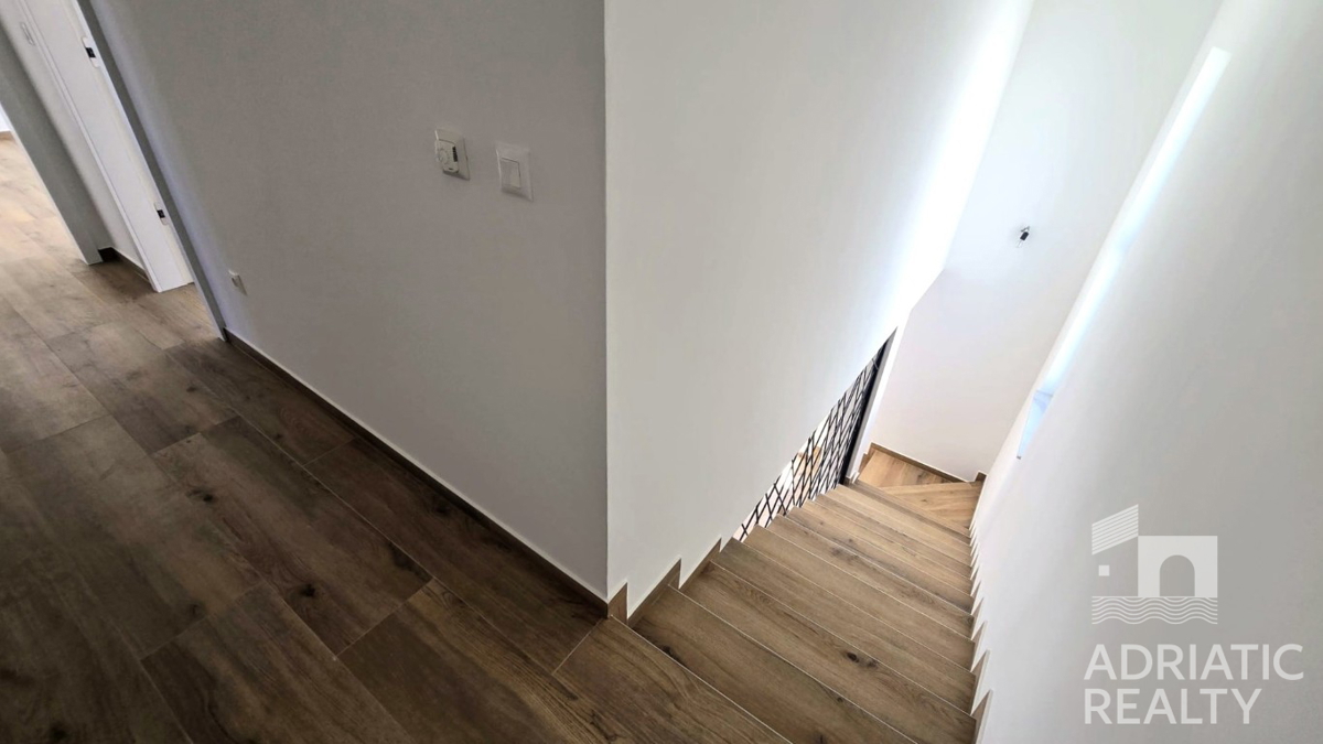 Spaziosa casa bifamiliare a Vodice – ideale per abitazione o affitto