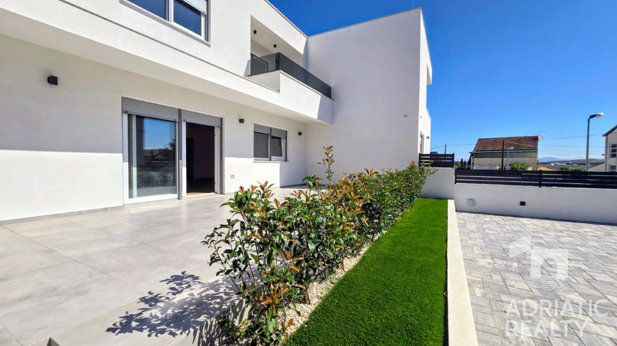 Spaziosa casa bifamiliare a Vodice – ideale per abitazione o affitto