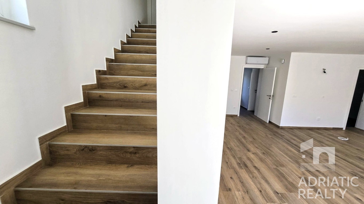 Spaziosa casa bifamiliare a Vodice – ideale per abitazione o affitto