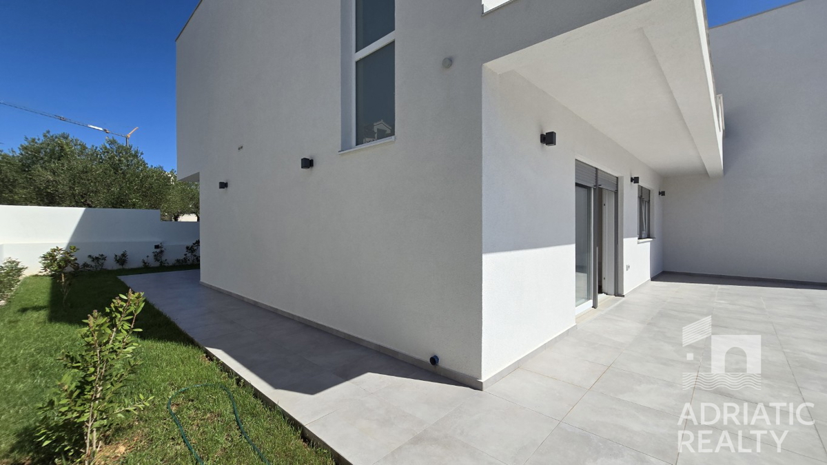 Spaziosa casa bifamiliare a Vodice – ideale per abitazione o affitto