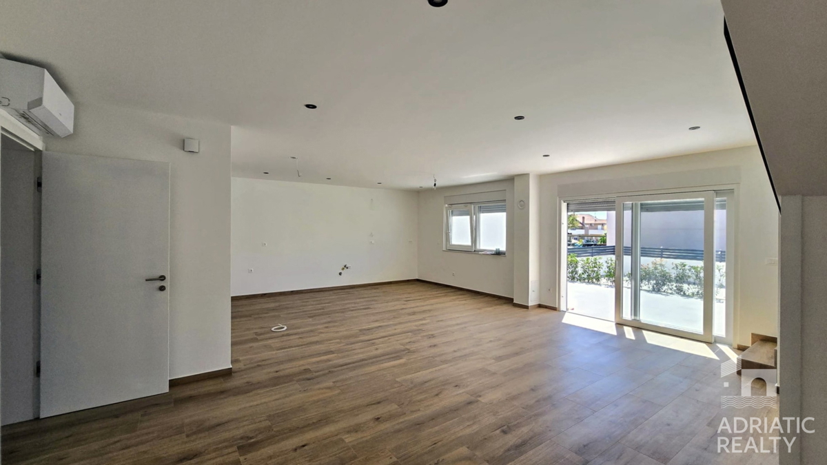 Spaziosa casa bifamiliare a Vodice – ideale per abitazione o affitto