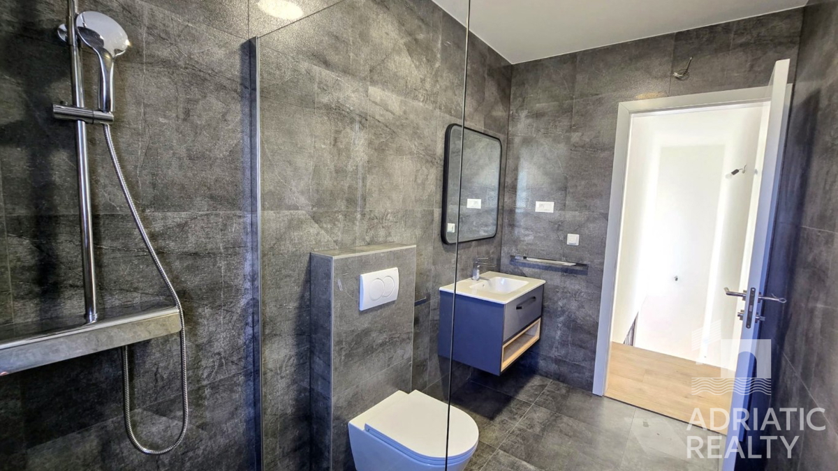 Spaziosa casa bifamiliare a Vodice – ideale per abitazione o affitto