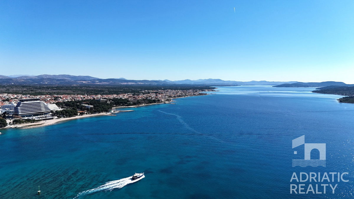 Vodice, nuova costruzione, appartamento con due camere a 600 m dalla spiaggia