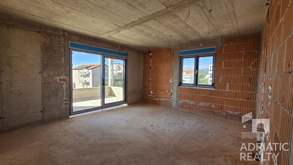 Vodice, appartamento con due camere da letto con terrazza e parcheggio