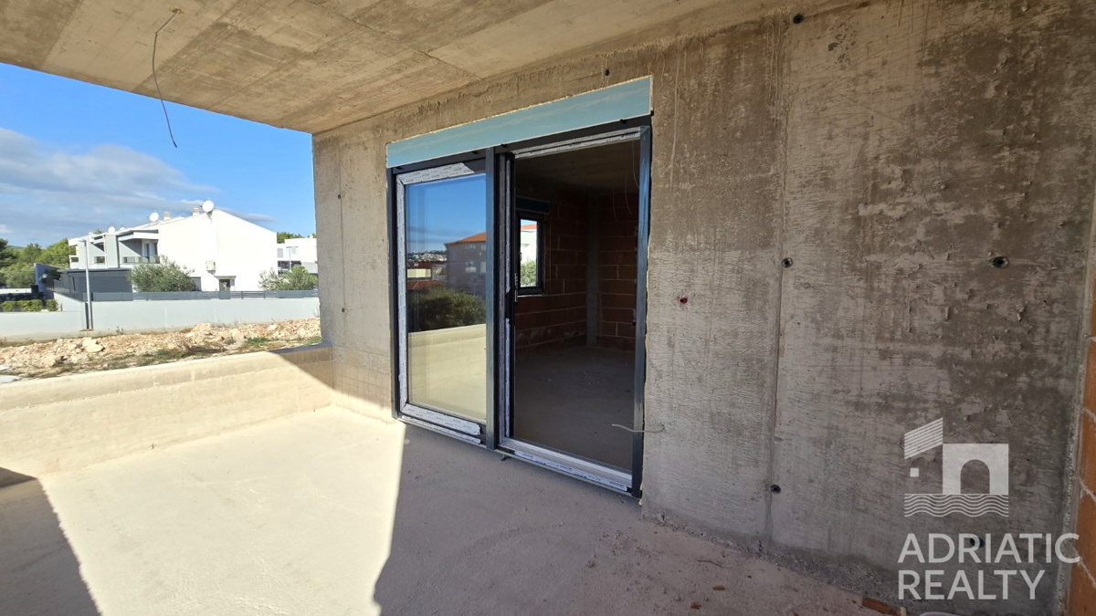 Vodice, appartamento con due camere da letto con terrazza e parcheggio