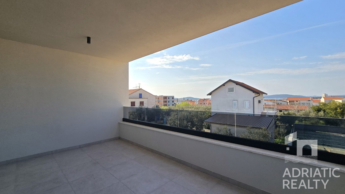 Vodice, appartamento con due camere da letto con terrazza e parcheggio