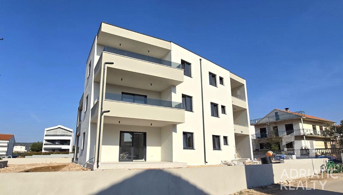 Vodice, appartamento con due camere da letto con terrazza e parcheggio