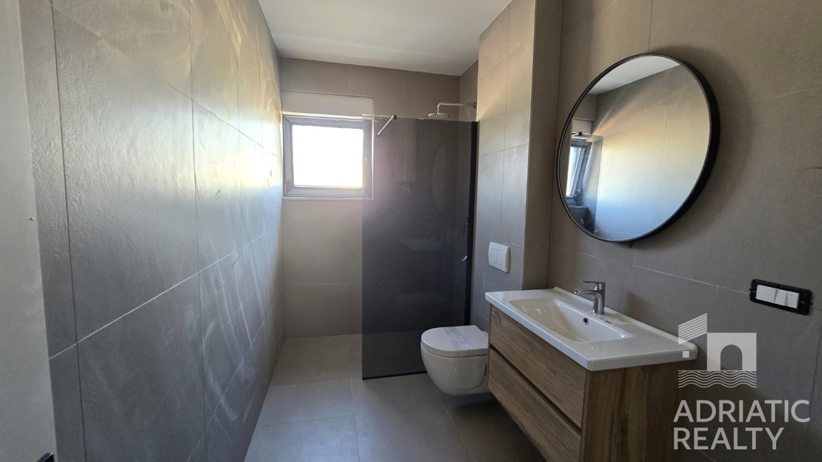 Vodice, appartamento con due camere da letto con terrazza e parcheggio