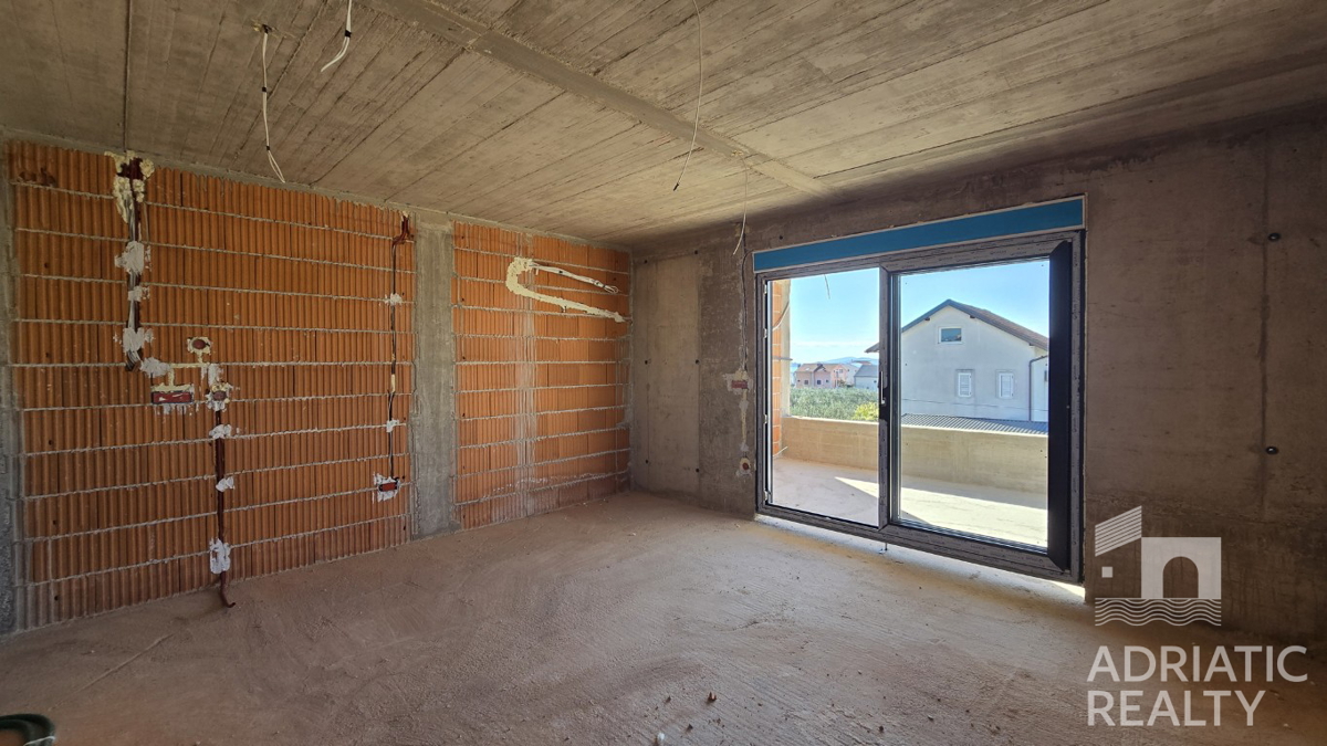 Vodice, appartamento con due camere da letto con terrazza e parcheggio