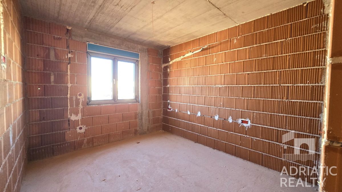 Vodice, appartamento con due camere da letto con terrazza e parcheggio