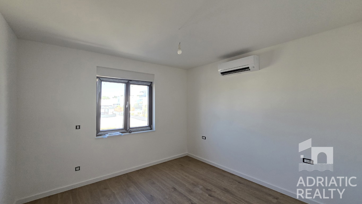 Vodice, appartamento con due camere da letto con terrazza e parcheggio