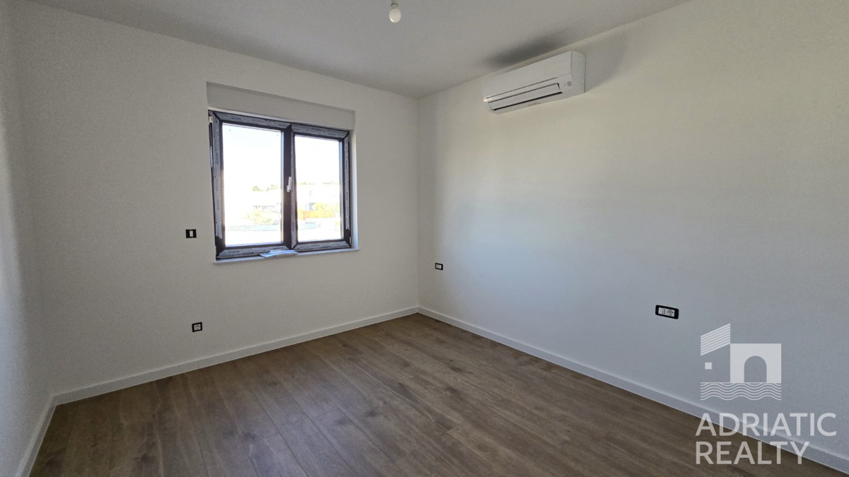 Vodice, appartamento con due camere da letto con terrazza e parcheggio