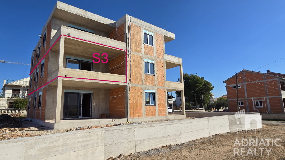 Vodice, appartamento con due camere da letto con terrazza e parcheggio