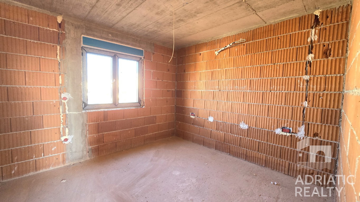 Vodice, appartamento con due camere da letto con terrazza e parcheggio