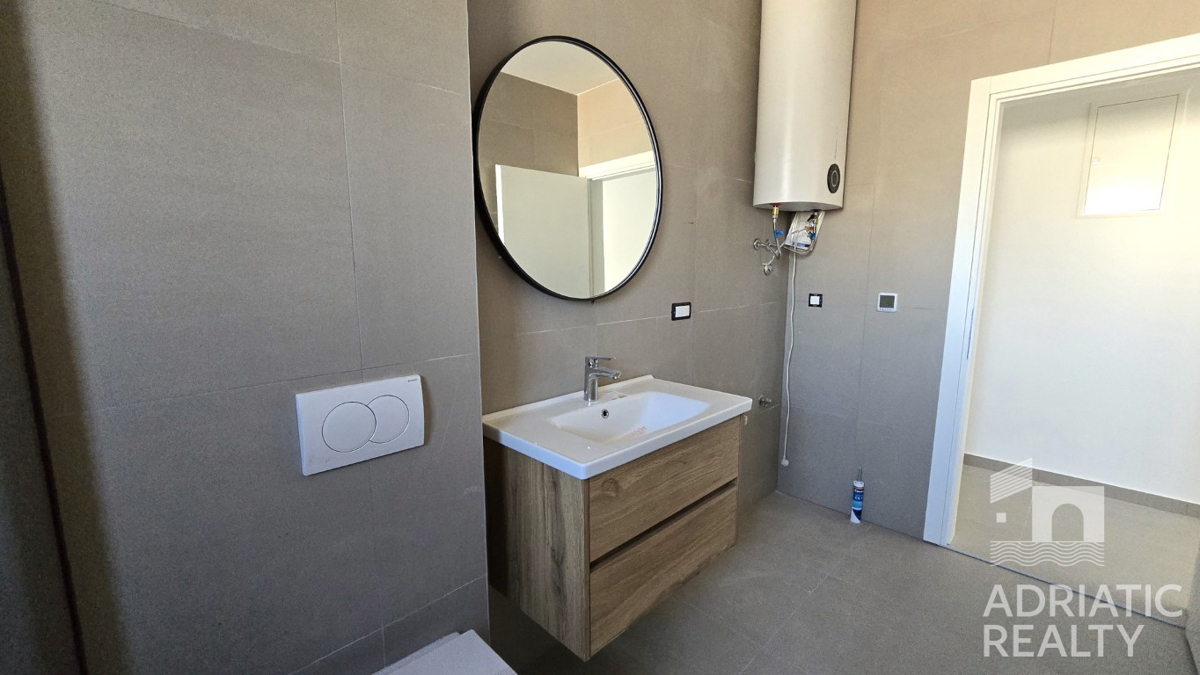 Vodice, appartamento con due camere da letto con terrazza e parcheggio