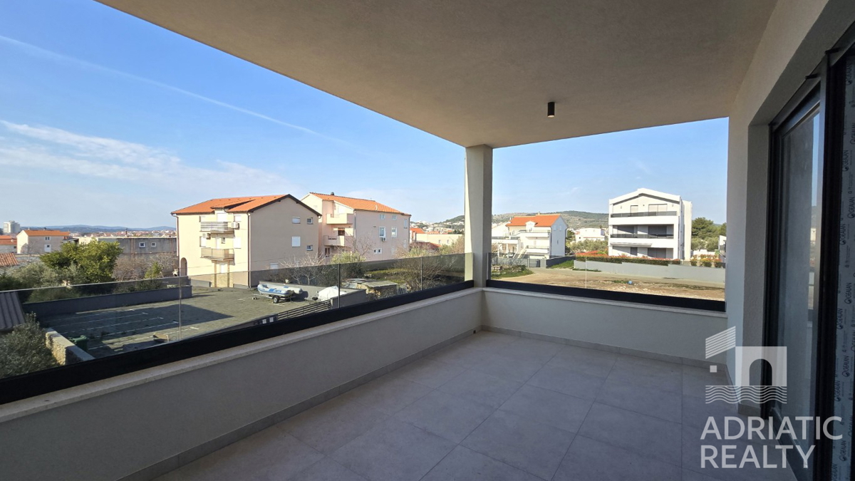 Vodice, appartamento con due camere da letto con terrazza e parcheggio